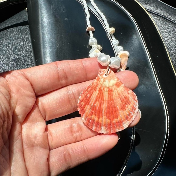 VINTAGE Dainty Beaded Shell Necklace-22"~ SO PRETTY! Boho Pendant Necklace - Picture 4 of 6